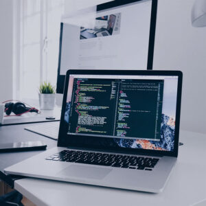 laptop op een bureau, waarop wordt gewerkt aan een IT-systeem van een klant.
